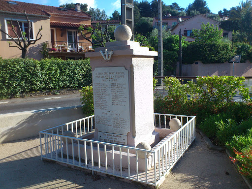 Monument Aux Morts Place Hardouin