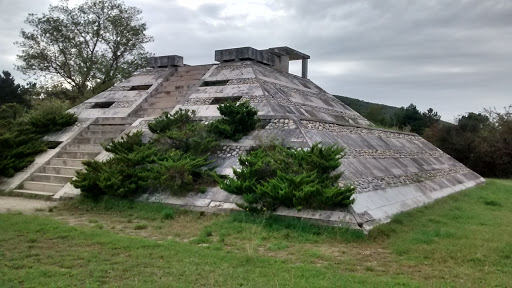 Pyramide De L'aire De La Coucourde