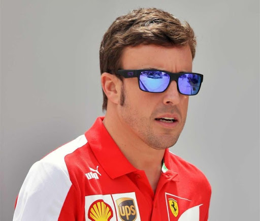 Fernando-Alonso-Gafas-de-sol-Oakley-Two-Face-en-Barein-650x552