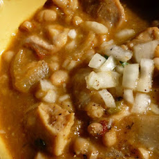 Pollo con Habichuelas Blancas y Salsa Tomatillo
