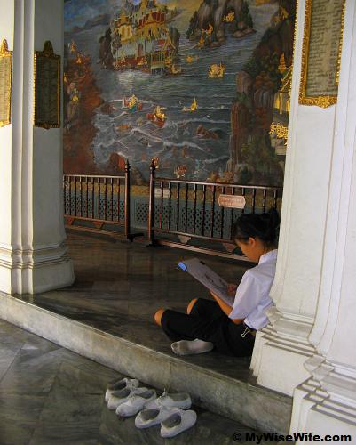 A diligent student by the pillar along the mural A diligent student by the pillar along the mural