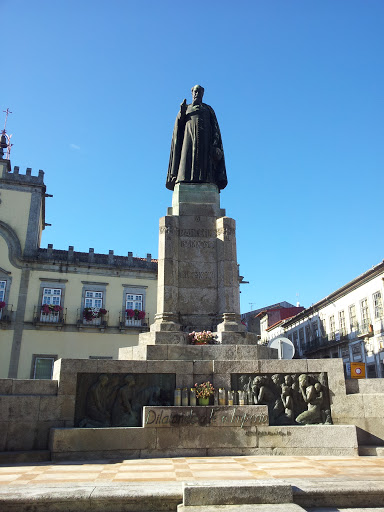 Estátua D. António Barroso 