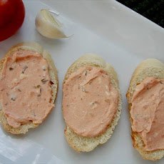 Canapes with Garlicky Tomato Spread