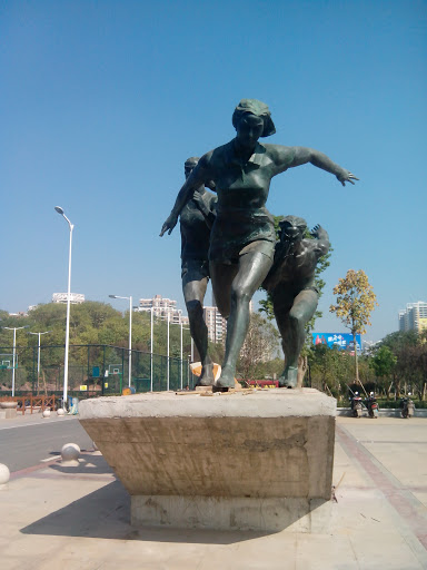 平湖广场健身雕像