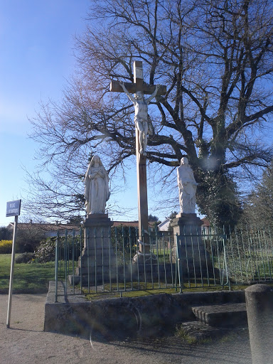 Croix et 2 statues Le Tallud