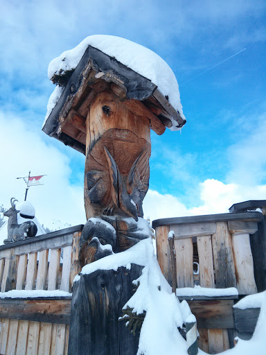 Holzadler Statue