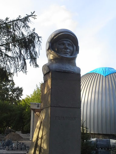 Памятник Гагарину и планетарий