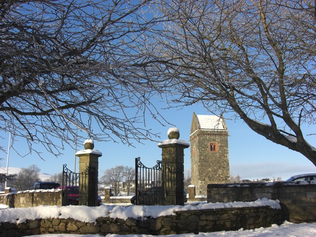 [haylodge park gates and st andrews tower[3].jpg]
