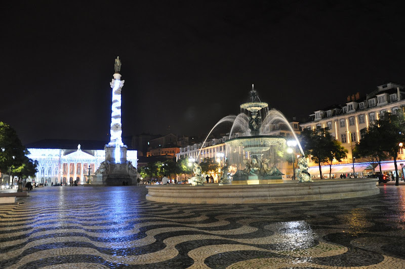 Площадь Россио ночью
