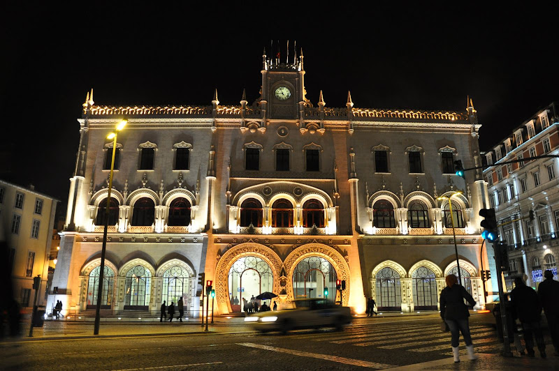 Здание Лиссабонского вокзала ночью