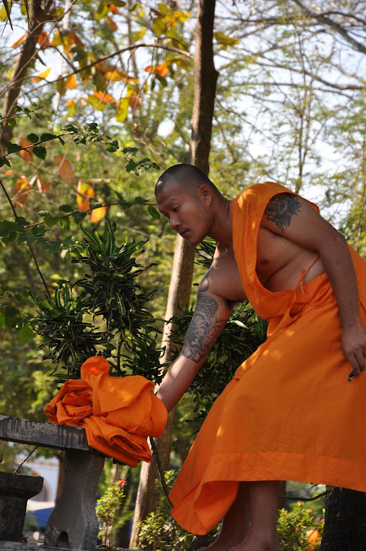 Монах на берегу канала в Таиланде