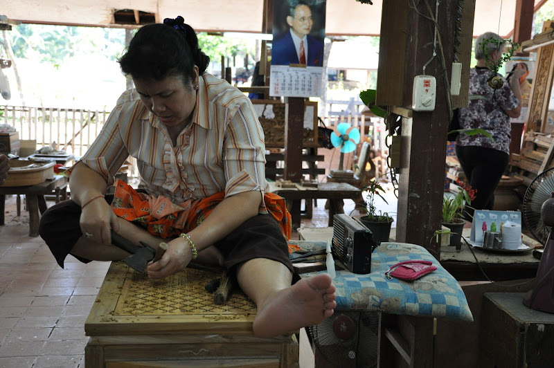 Работа мастера-резчика по тиковому дереву в Таиланде