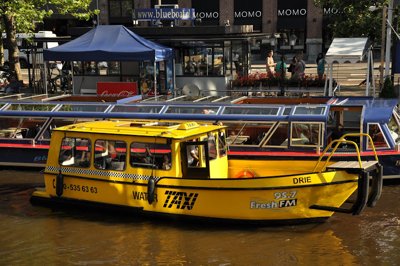 Катер-такси на канале в Амстердаме