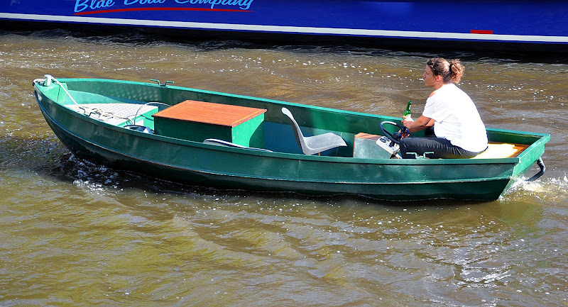 Лодка на канале в Амстердаме