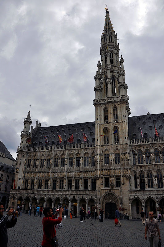 Здание в готическом стиле на Рыночной площади в Брюсселе