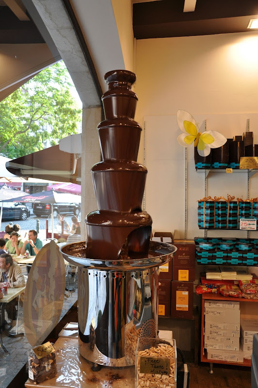 Шоколадный фонтан в магазине бельгийского шоколада в Брюсселе