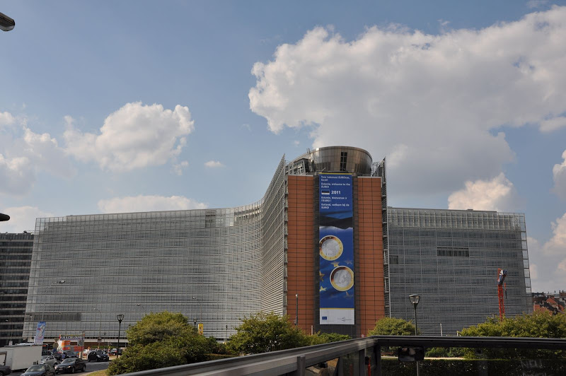 Приветствие Эстонии как нового члена Евросоюза на здании Европарламента в Брюсселе