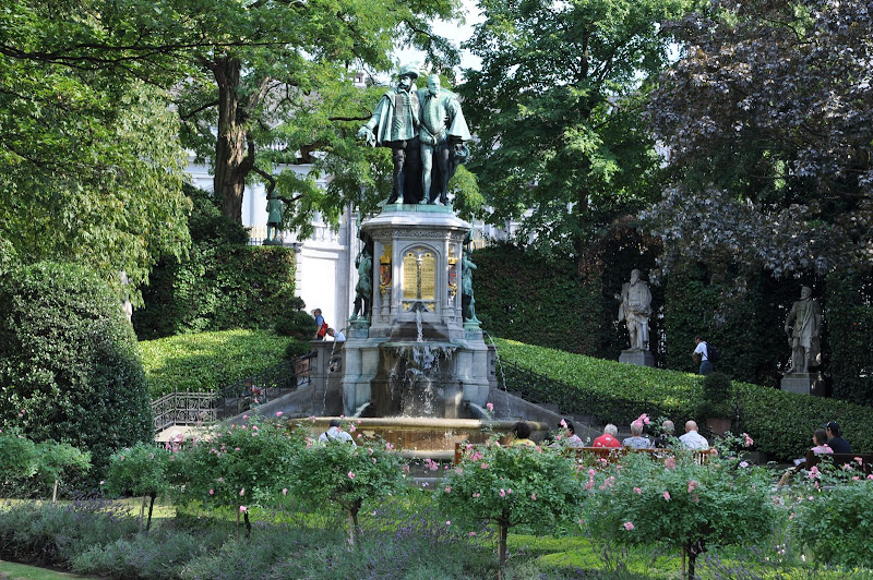 Парк с фонтаном в Брюсселе