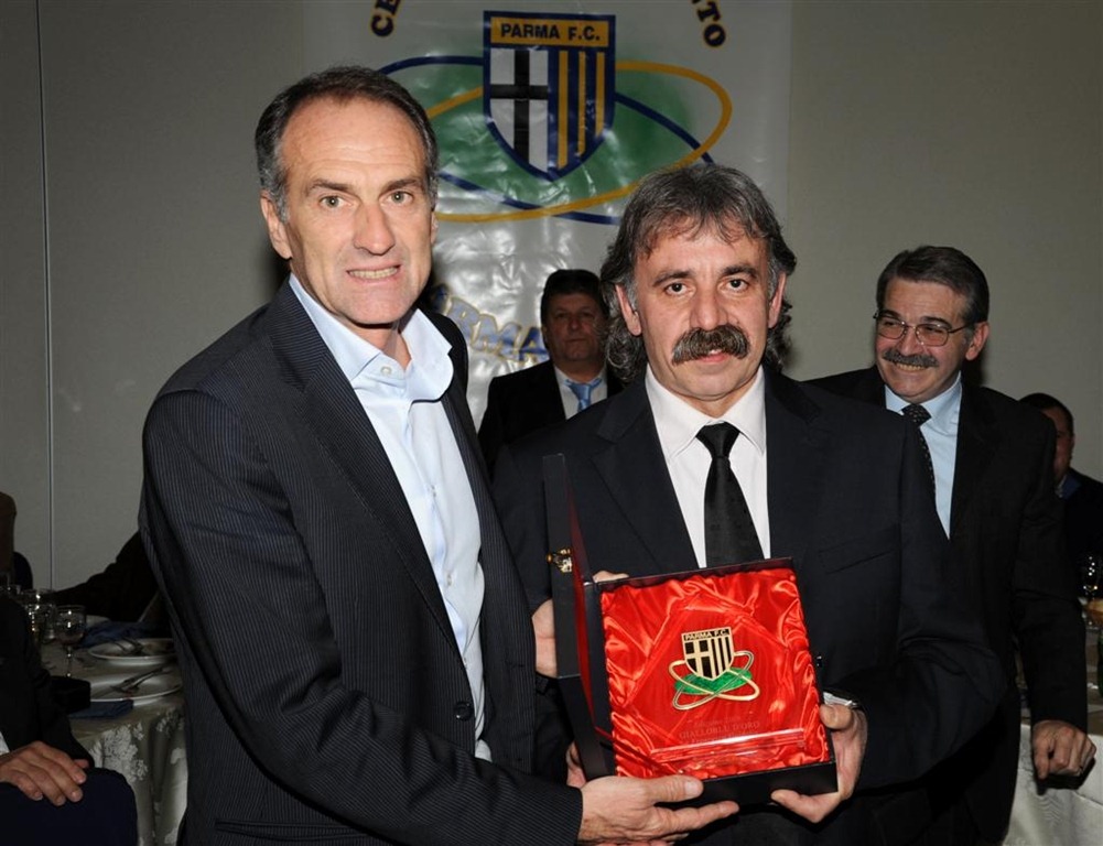 [Guidolin riceve Gialloblu d'oro da Manfredini[3].jpg]