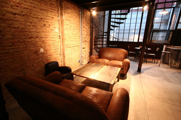 Décoration d'un vieux bar des années 60 pour en faire une salle de réception (nouvelles photos en première page) Epicerie%20fenetre%20sur%20cour%20le%20mans%202008%20%20end%20%2867%29