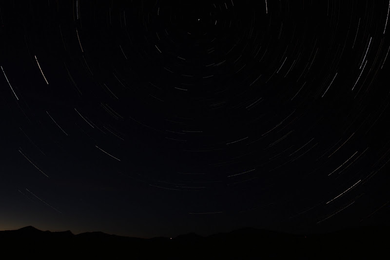 IMAGE: http://lh3.ggpht.com/_-nUXpYGw-FA/SopGAFMEFEI/AAAAAAAAA7E/AYnmdafvX0g/s800/Startrails%201%20817.jpg