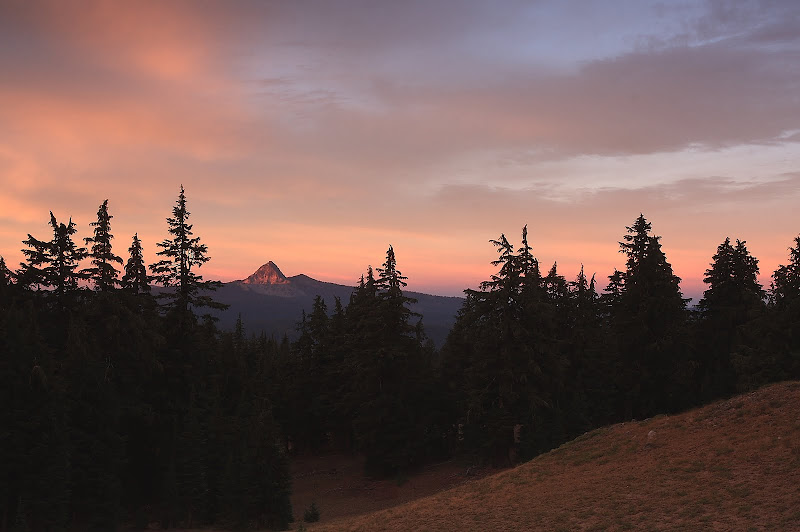 IMAGE: http://lh3.ggpht.com/_-nUXpYGw-FA/StzUcXgJZ8I/AAAAAAAABO4/0-HUDNmRE-c/s800/FirstLight918.JPG