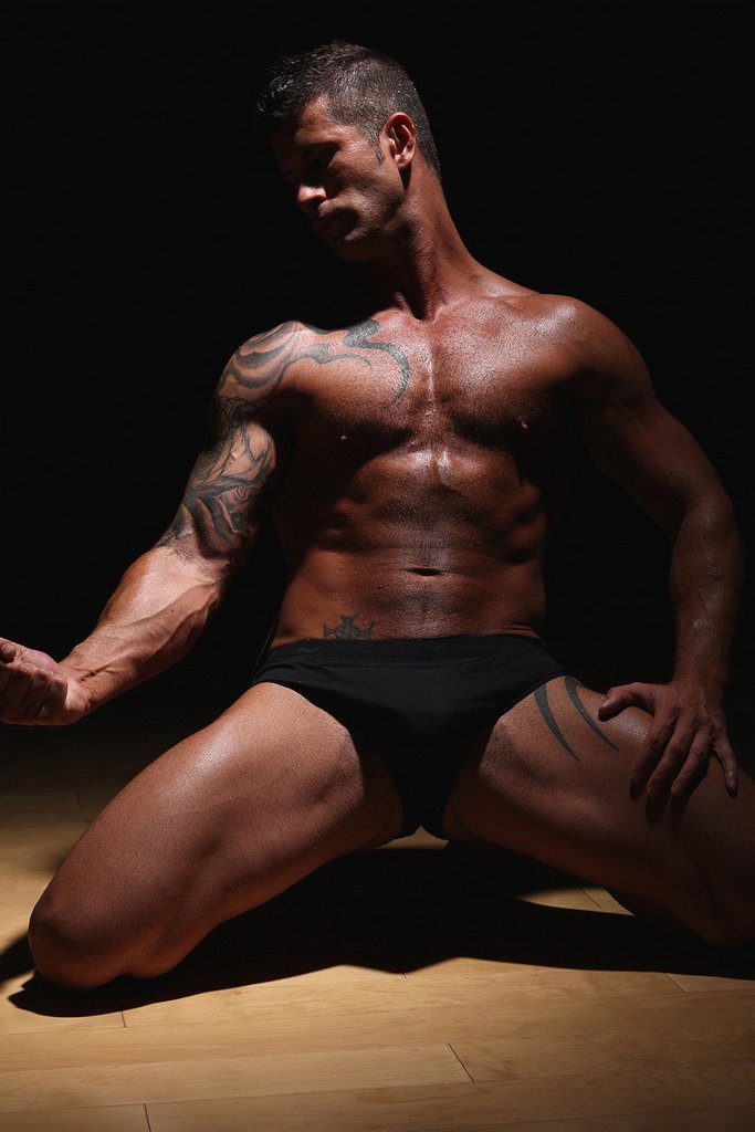 [muscle-hunk-gay-porn-star-adam-killian-26.jpg]