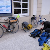 Nous arrivons en gare de Grenoble vers 17h00, mais le prochain train prévu n'est qu'à 18h11, en raison de grèves. Pour ne pas perdre notre temps à attendre, nous décidons de rentrer à vélo à Grenoble. À 18h11, nous sommes à Gières, et donc presque à la maison. Comme quoi, le vélo, c'est encore plus rapide que le train !