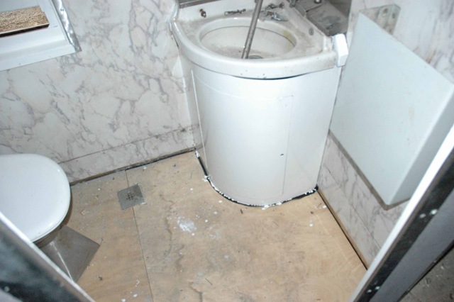 [toilet floor[2].jpg]