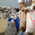 Afghanistan Spin Boldak IDP camp member of staff handling bags of food 5 copia.jpg, 2001: Emergenza in afghanistan ASSOCIAZIONE UMANITARIA ISLAMIC RELIEF ITALIA Siamo a Milano in via Tajani 1 20133 Milano http://www.islamic-relief.it TEL 02 36523730 E-mail: info@islamic-relief.it, Afghanistan (Emergenza 2001)