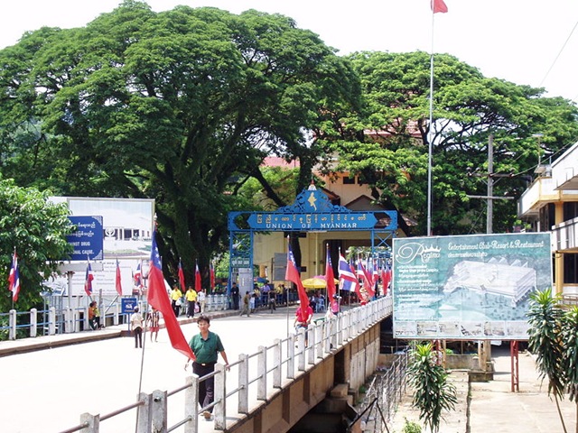 [800px-Myanmar-Thailand_bridge_in_Mae_Sai[5].jpg]