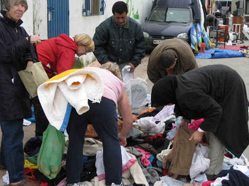 un cerro de ropa tan barato que es atractivo un cerro de ropa tan barato que es atractivo