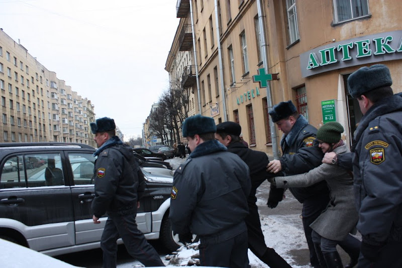 Оппозиционеры передали губернатору обращение, а после были задержаны милицией (фото)
