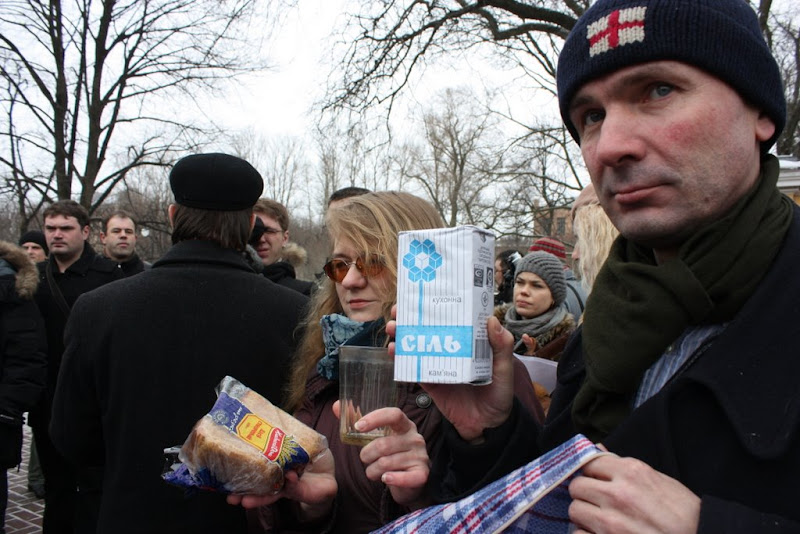 Оппозиция носит в Смольный продукты и распускает слухи об отставке губернатора