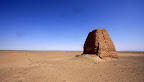 Chine &ndash; La Muraille, erodee par le temps, au milieu du desert de Gobi
