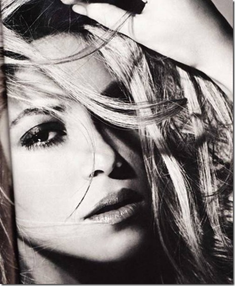 Shakira-Latina-Magazine-Septiembre-2009-6