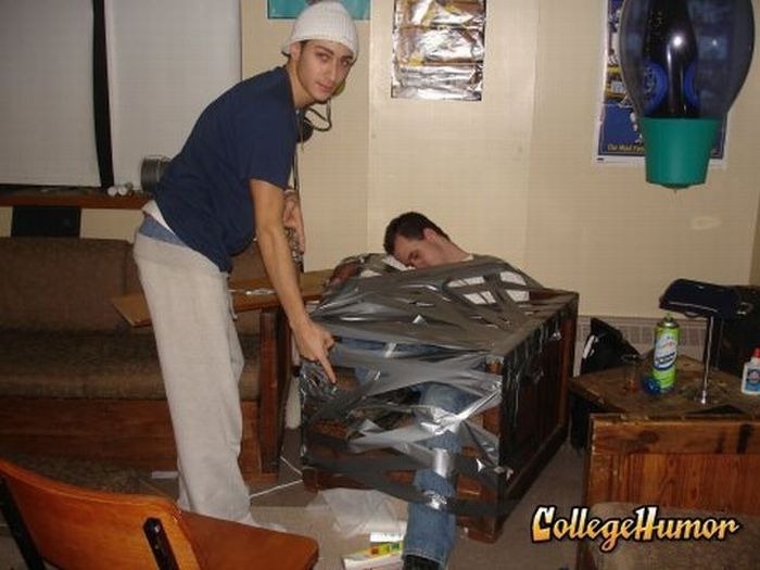 [decorating_drunk_friends_043.jpg]