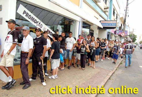 Torcedores fazem fila na Poderoso Timão (Crédito: Fábio Alexandre)