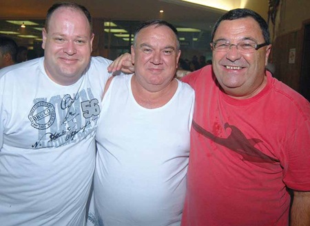 DJ Rodrigo Bramucci e um sorridente Mug com o aniversariante Soster, ao centro (Crédito: Fábio Alexandre)