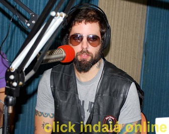 Tico Santa Cruz nos estúdios da Clip FM (Crédito: Maurício Branzani)
