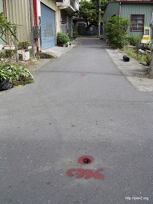 建地緊臨道路(而且是三角窗)，因此釘路中心。