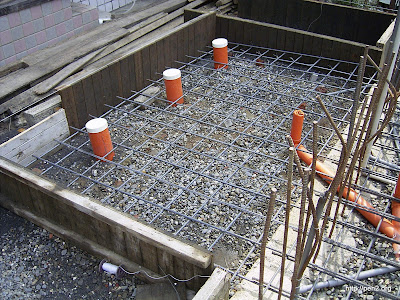 隔了一天，後院化糞池區域補上鋼筋，較具保護作用，其他區域等取得使執以後再處理。