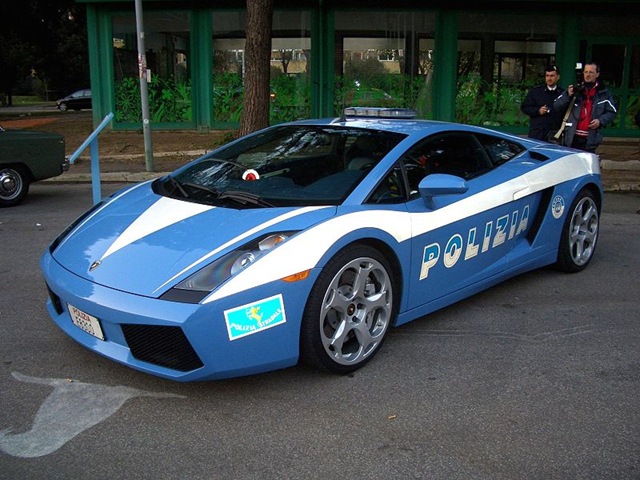 [800px-Lamborghini_Polizia[7].jpg]