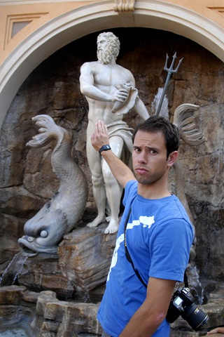 [mike and the statue[10].jpg]