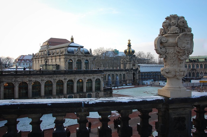 [1 Dresdenbalcony[2].jpg]