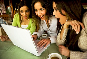 Surprised women looking at laptop, canon 1Ds mark III