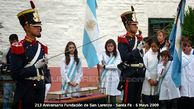 Granaderos del destacamento “Campo de la Gloria” junto al Sable Corbo del General San Martín