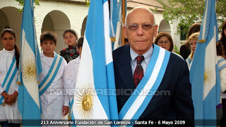 Victorio Ríos presidente del E.R.SA portando la nueva bandera donada por la Municipalidad