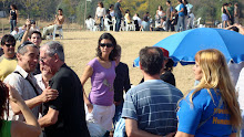 Silo charlando con la gente mientras pasea por el Parque Carcarañá