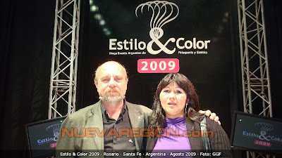 Nicolás Negrotto abraza a Roxana Cejas, ganadora del amoblamiento completo de peluquería